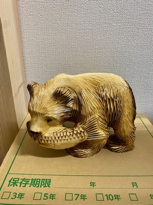 379/1000　熊の一刀彫りの旅立ち　